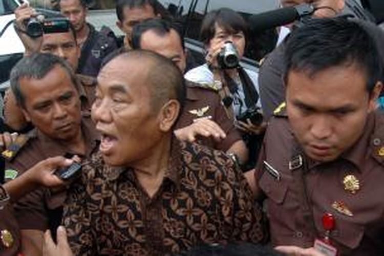 Mantan Ketua KONI Kabupaten Bandung yang juga anggota DPRD Jabar, Hilman Sukirman ditahan Kejari Bale Bandung terkait dugaan penyelewengan dana hibah. 