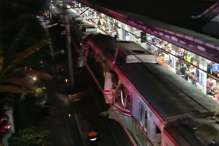 Evakuasi Penumpang, Basarnas Potong Gerbong KRL yang Ditabrak KA Argo Bromo di Bekasi