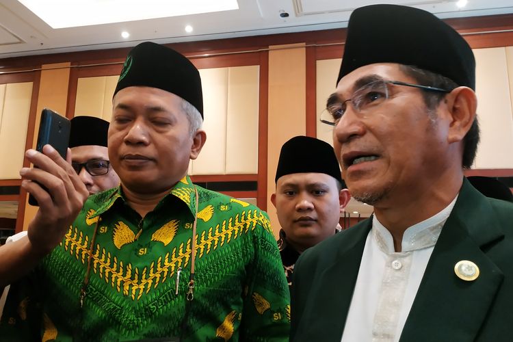Eks Ketua Mahkamah Konstitusi Hamdan Zoelva (kanan) dan Wakil Ketua DPP Gerindra Ferry Juliantono (kiri) selepas pelantikan DPP Sarikat Islam di Hotel Borobudur, Jakarta, Senin (28/3/2022).