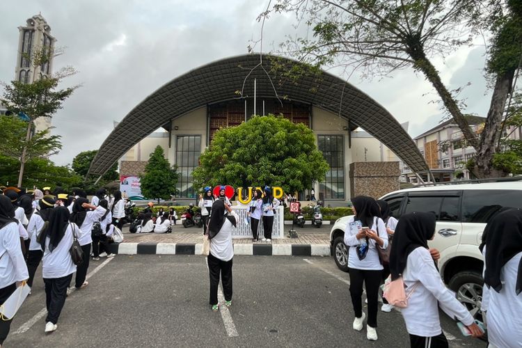Kronologi Video Maba UNP Jalan Jongkok: Dihukum Akibat Terlambat