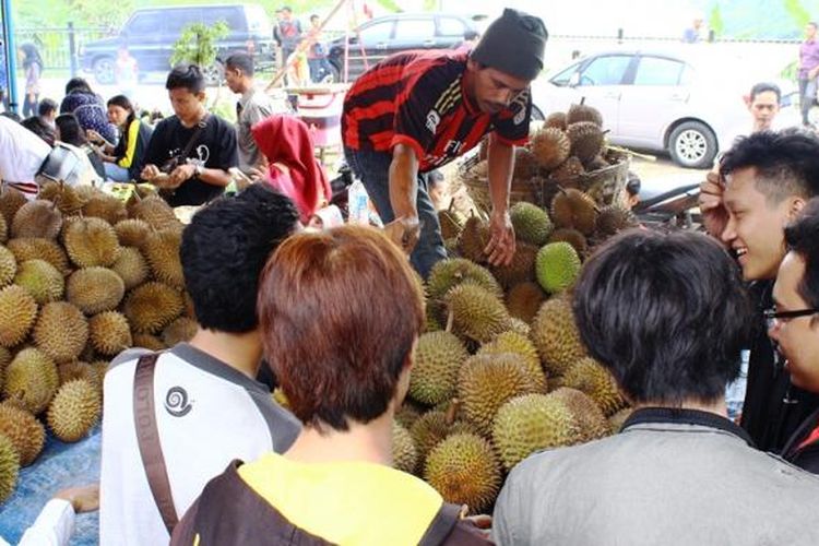 Antusiasme pengunjung yang sedang berburu durian di salah satu Semarang Festival Durian 2017, Sabtu (25/2/2017).