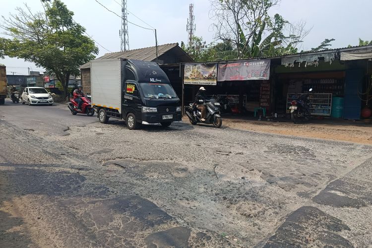 Warga Keluhkan Jalan MT Haryono Bekasi Rusak Parah: Sudah Banyak Korban Kecelakaan