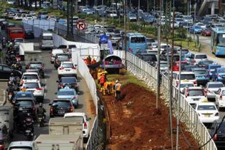 Kemacetan lalu lintas di sekitar proyek pembangunan Mass Rapid Transit (MRT) di Jalan Jenderal Sudirman, Jakarta, Kamis (13/2/2014). Proyek MRT dilakukan untuk menyelesaikan persoalan kemacetan di Jakarta.