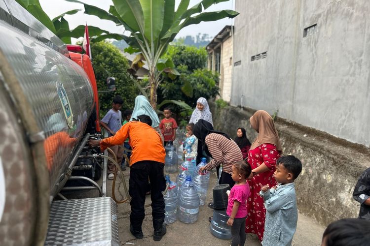 Kekeringan Landa Sukaraja Bogor, 2.189 Warga Terpaksa Ambil Air Sungai demi Sehari-sehari