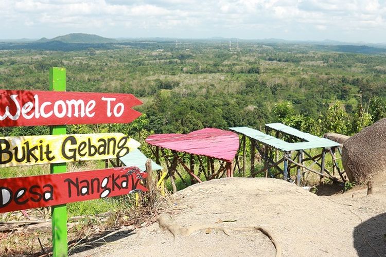 Pemandangan yang terlihat dari obyek wisata Bukit Gebang yang terletak di Desa Nangka, Kecamatan Air Gegas, Kabupaten Bangka Selatan, Kamis (3/8/2017). Obyek wisata Bukit Gebang masih tergolong baru dikembangkan di Pulau Bangka dan menawarkan spot-spot foto nan Instagramable