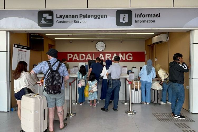 Penumpang di Stasiun Whoosh Padalarang pada arus balik libur Idul Adha, Minggu (8/6/2025).