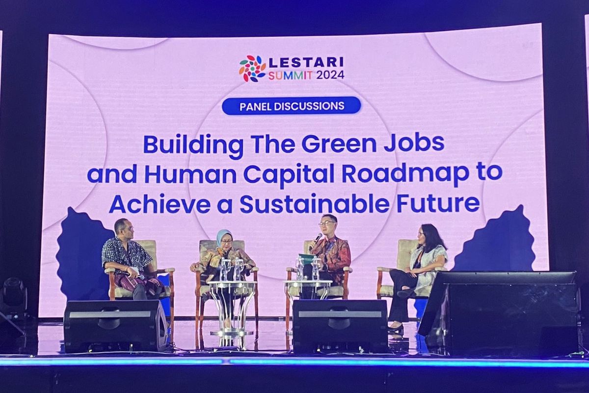 Head of Leadership Development and Scholarship Tanoto Foundation Michael Susanto (tengah) saat menjadi pembicara pada temu wicara sesi-3 ?Building The Green Jobs & Human Capital Roadmap to Achieve a Sustainable Future? dalam KG Media Lestari Summit yang digelar di Jakarta, Rabu (21/8/2024).