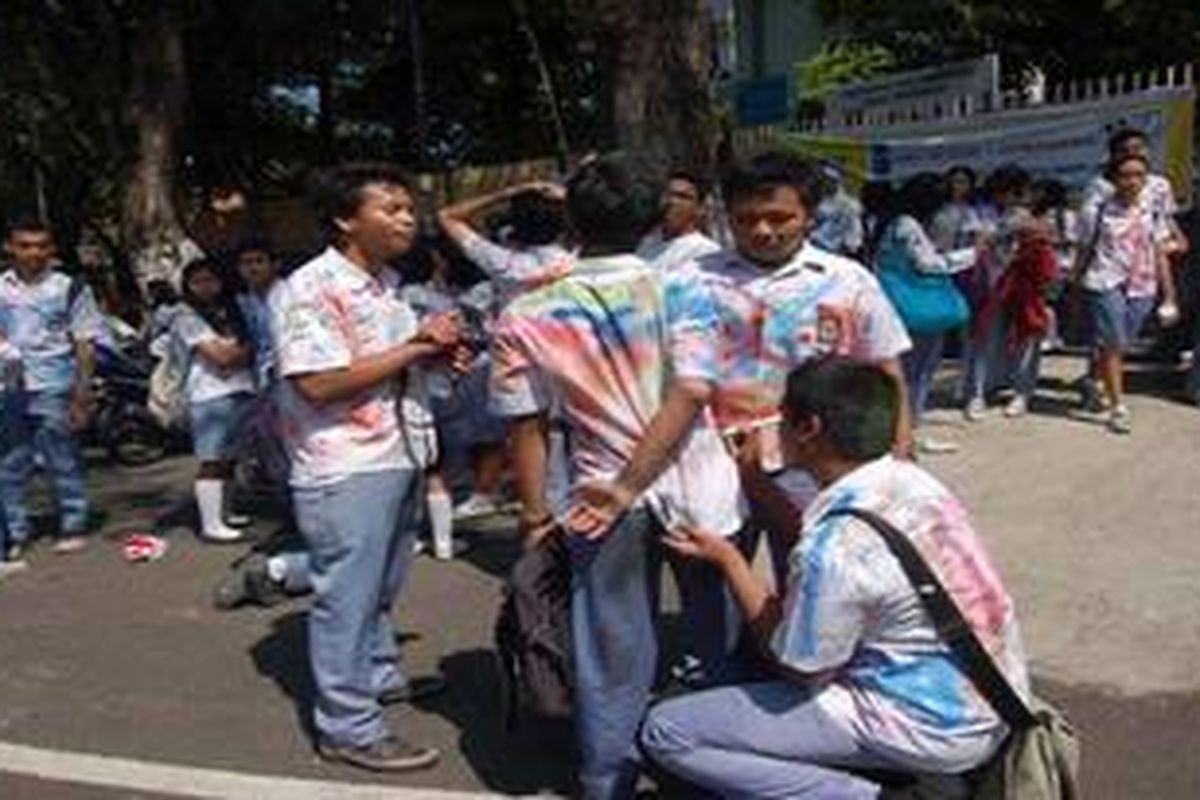 Ilustrasi: Sejumlah siswa SMAN 1 Semarang mencorat-coret pakaiannya untuk merayakan kelulusannya, di halaman sekolah itu, Senin (16/5/2011), meskipun ada larangan corat-coret.