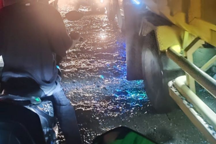 Kondisi yang dialami warga warga Parung Panjang Bogor saat melintasi Jalan Mochamad Toha. Mereka hidup dalam ancaman, debu, macet hingga tergilas truk tambang.