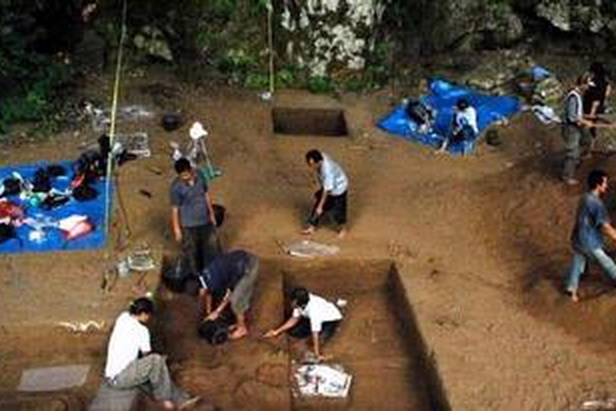 Tim peneliti dari Pusat Penelitian Arkeologi Nasional (Puslit Arkenas) Departemen Kebudayaan dan Pariwisata RI melakukan penelitian situs purbakala yang ditemukan di Gua Harimau Desa Padangbindu Kecamatan Semidangaji, Kabupaten Ogan Komering Ulu (OKU), Sumatera Selatan. Di tempat ini ditemukan 4 fosil manusia berumur sekitar 3.000 tahun dengan panjang kerangka yang masih utuh sekitar 2 meter. Selain itu juga ditemukan lukisan pada dinding gua yang selama ini belum pernah ditemukan pada berbagai penelitian gua di seluruh Indonesia. Temuan lain di tempat ini berupa peralatan rumah tangga yang terbuat dari batu. Tim peneliti dipimpin Prof DR Truman Simanjuntak dengan anggota 10 orang tersebut memulai penelitian secara intensif sejak tanggal 14 hingga 28 Febrauri 2009. Foto ini dirilis pada jumpa pers di Pendopo Kabupaten OKU, Rabu (4/3/2010) malam.