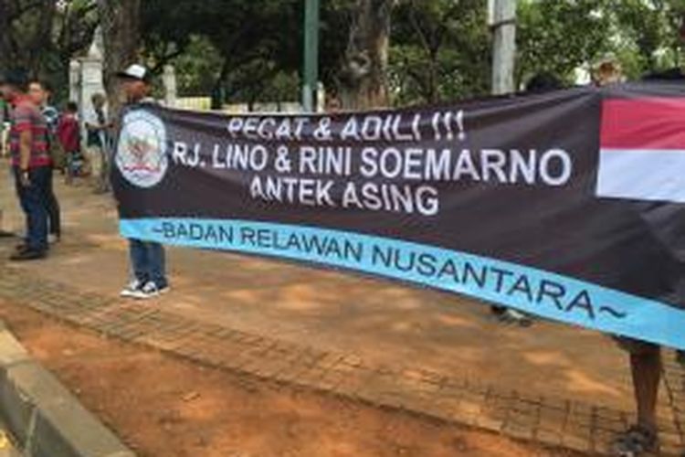 Para pekerja menuntut Menteri BUMN Rini Soemarno dan Dirut Pelindo II RJ Lino mundur terkait kisruh JICT Selasa (6/10/2015), di Kantor Kementerian BUMN, Jakarta. 