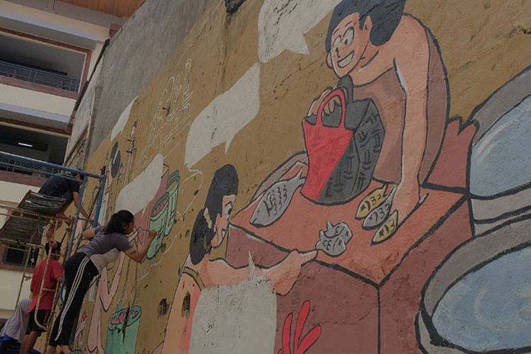 Mahasiswa melukis mural pada tembok Pasar Badung menjelang diresmikan di Denpasar, Bali, Kamis (21/3/2019). Pasar tradisional terbesar di Bali tersebut telah selesai pembangunannya kembali setelah musibah kebakaran dan diresmikan oleh Presiden Joko Widodo, Jumat (22/3/2019).