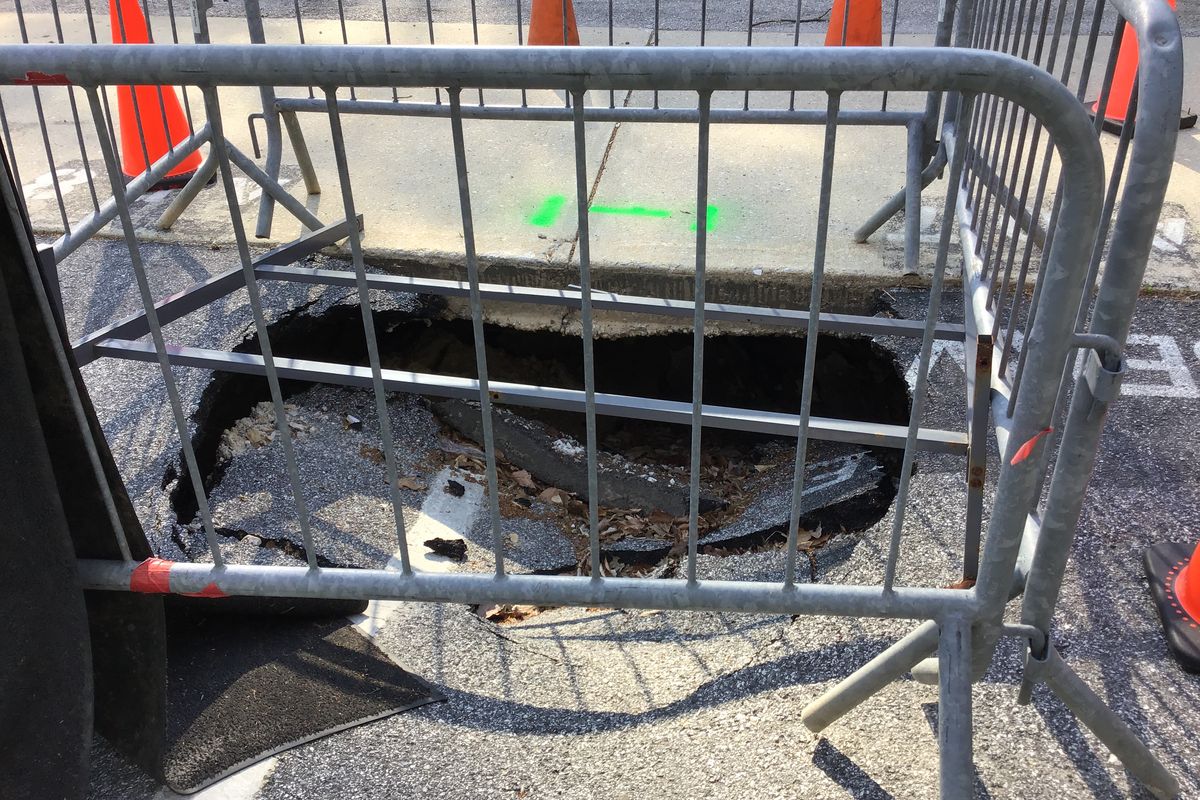 Fenomena sinkhole sulit terdeteksi. BRIN jelaskan tanda bahaya serta langkah pemetaan dan relokasi demi keselamatan warga.