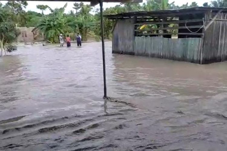 Banjir menggenangi rumah warga di Kabupaten Malaka, Nusa Tenggara Timur, Jumat (2/4/2021)