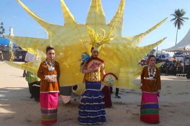 Wakatobi Wonderful Festival dan Expo atau Festival Wakatobi Wave 2018 yang berlangsung di Kabupaten Wakatobi, Sulawesi Tenggara, Selasa (13/11/2018). Dalam festival tersebut, terdapat barisan karnaval yang menggunakan pakaian biota yang hidup di laut.