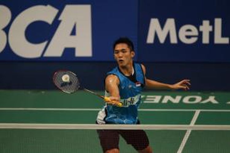 Pebulu tangkis Indonesia Jonatan Christie berhadapan dengan pebulu tangkis Taipei Chou Tien Chen di kelas tunggal putra turnamen BCA Indonesia Open Superseries Premier 2015 di Istora Senayan, Jakarta, Rabu (3/6/2015). Jonatan melaju ke babak kedua usai menang dengan skor 21-18, 21-19.