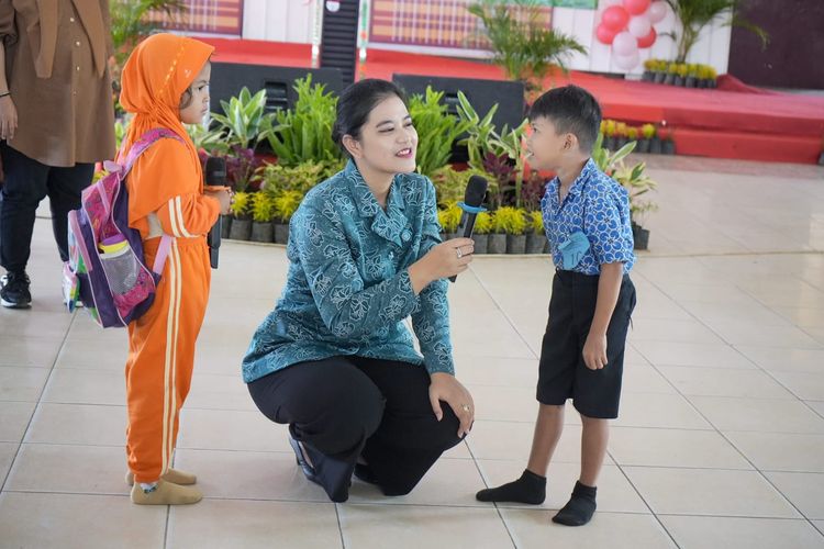 Ketua Tim Penggerak Pembinaan Kesejahteraan Keluarga (TP-PKK) Medan Kahiyang Ayu Bobby Nasution menghadiri peringatan Hari Anak Nasional (HAN) dan Bulan Kreasi Anak 2023 di Jambur Tamsaka, Kecamatan Medan Tuntungan, Kamis (7/9/2023).