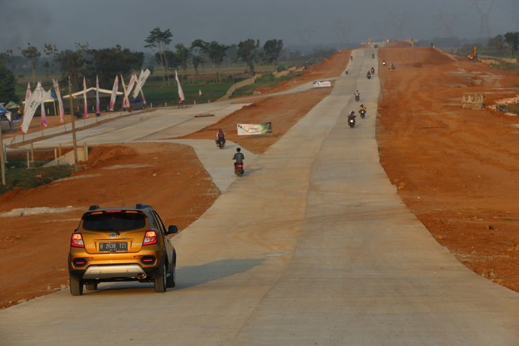 Kendaraan melintas di Tol Pemalang-Batang, Jawa Tengah, Sabtu (2/6/2018). Tol tersebut akan difungsionalkan pada arus mudik lebaran 2018.