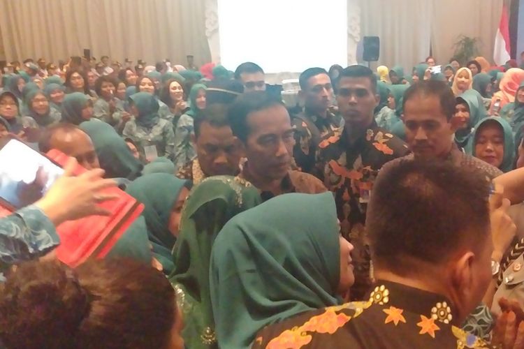 Presiden Joko Widodo menghadiri peringatan Hari Kesatuan Gerak (HKG) ke-45 dan peresmian pembukaan Jambore Nasional PKK Tahun 2017 di lokasi acara di Hotel Mercure, Ancol, Jakarta Utara, Senin (2/10/2017) pukul 19.20 WIB.