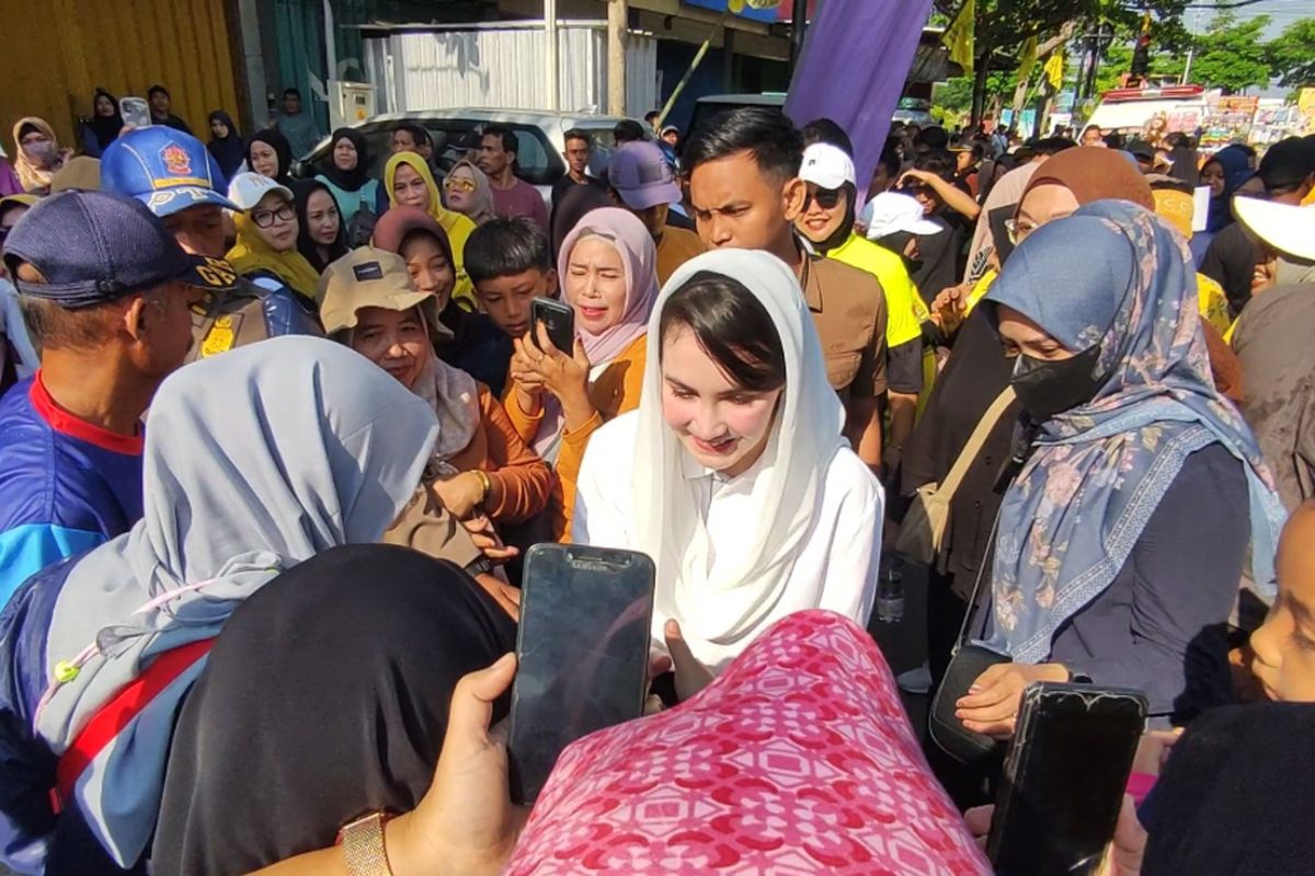 Arumi Bachsin di sambut antusia masyarakat, dalam kegiatan jalan sehat yang di gelar Partai Golkar di Kabupaten Trenggalek Jawa Timur, Minggu (27/10/2024)