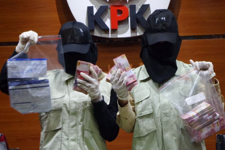 Penyidik menunjukkan uang Rp 200 juta yang disita dalam operasi tangkap tangan di Tegal dalam konferensi pers di gedung KPK, Jakarta, Rabu (30/8/2017).