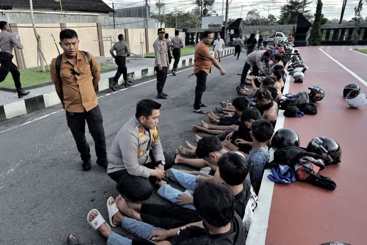 Puluhan anak muda yang diduga anggota sebuah perguruan silat ditahan di Mapolres Blitar, Kamis (13/2/2025) sore.