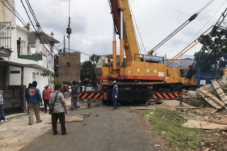 Proses evakuasi crane terguling di Jalan Mawar, Depok Jaya, Pancoran Mas, Depok terjadi pada Jumat (15/1/2021) pukul 09.15 WIB. 