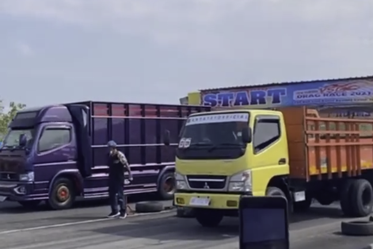 Tangkapan gambar drag race truk