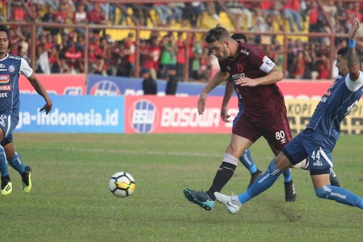 Bek Arema FC, Arthur Cunha disakikan rekan setimnya, Hendro Siswanto (kiri) saat mencoba menghentikan gelandang PSM Makassar, Wiljan Pluim pada lanjutan Liga 1 2018 di Stadion Andi Mattalatta, Kota Makassar, 14 Oktober 2018.
