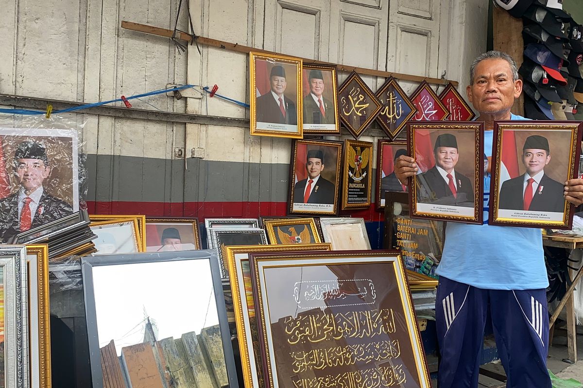 Mansyur pedagang bingkai figura di Kota Sukabumi kebanjiran orderan potret Presiden Indonesia ke-8