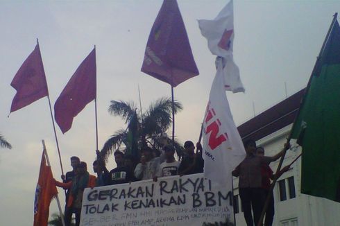 Tolak BBM Naik, Mahasiswa Orasi di Atas Truk