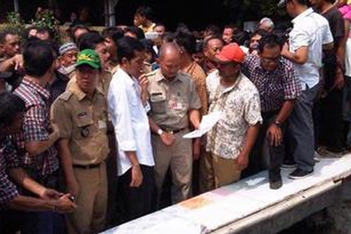 Gubernur DKI Jakarta Joko Widodo saat berkunjung ke Kelurahan Pademangan Timur, Kecamatan Pademangan, Jakarta Utara, Selasa (16/10/2012). 