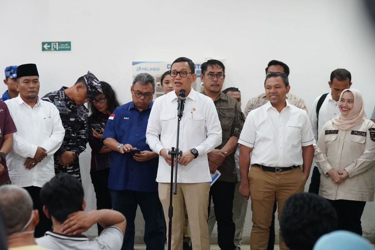 Gubernur Riau Abdul Wahid saat mendampingi Menteri P2MI Abdul Kadir Karding, Sabtu (31/5/2025) .