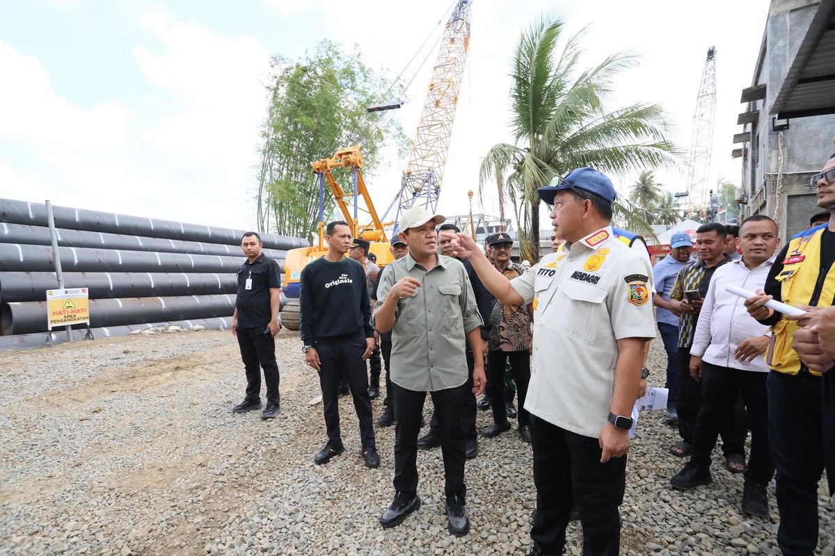 Ketua Satuan Tugas (Kasatgas) Percepatan Rehabilitasi dan Rekonstruksi (PRR) Pascabencana Sumatera Muhammad Tito Karnavian meninjau pembangunan Jembatan Krueng Tingkeum di Kecamatan Kuta Blang, Kabupaten Bireuen, Aceh, Sabtu (21/2/2026). 
