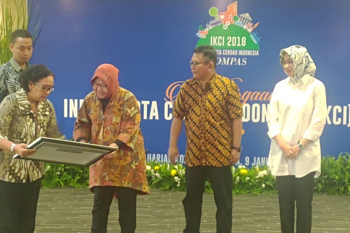 Wali Kota Surabaya, Tri Rismaharini, menerima penghargaan IKCI 2018 di Jakarta, Rabu (9/1/2019). Penghargaan tersebut digagas Harian Kompas.