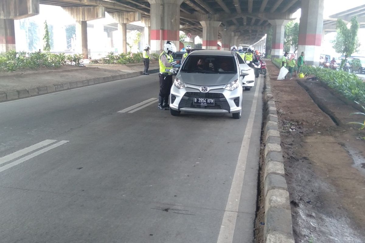 Sosialisasi ganjil genap di Jalan D.I. Panjaitan, Jakarta Timur, Senin (3/8/2020)