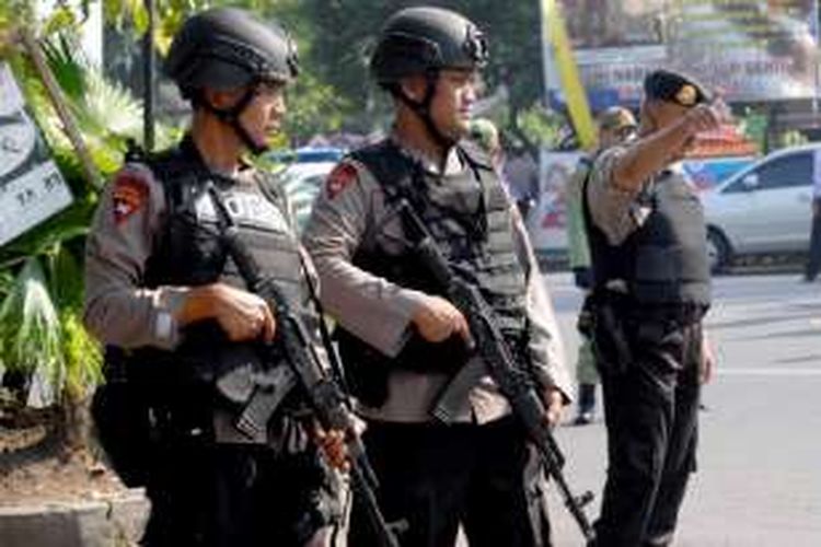 Polisi berjaga-jaga di depan kantor polisi tempat lokasi serangan bom bunuh diri terjadi di Solo, Indonesia, Selasa 5 Juli 2016. Sepekan terakhir sejumlah serangan bom terjadi di beberapa negara antara lain Turki, Bangladesh, Irak, Arab Saudi, dan terbaru terjadi di Solo, Indonesia.