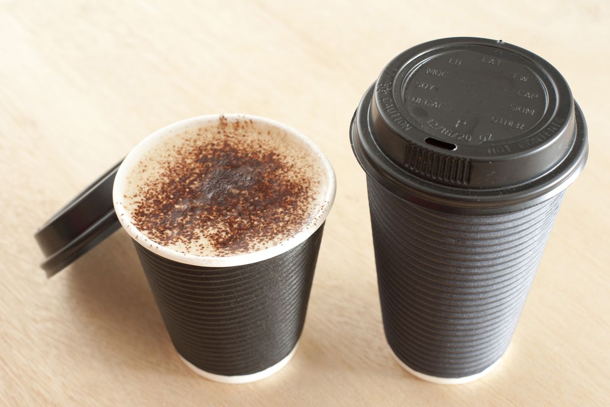 Kopi yang dikemas gelas kertas ternyata memiliki potensi bahaya sama halnya dengan gelas plastik