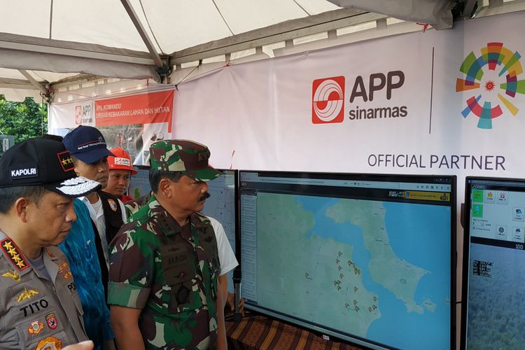 Panglima TNI Marsekal Hadi Tjahjanto bersama Kapolri Jenderal Polisi Tito Karnavian meninjau stan pencegahan kebakaran hutan milik Asia Pulp and Paper (APP) Sinar Mas seusai Apel Komando di Palembang, Sumatera Selatan, Jumat (3/8/2018).