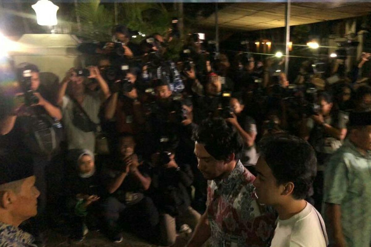 Reza Rahadian tiba di rumah duka BJ Habibie di kawasan Patra, Kuningan, Jakarta Selatan, Rabu (11/9/2019).