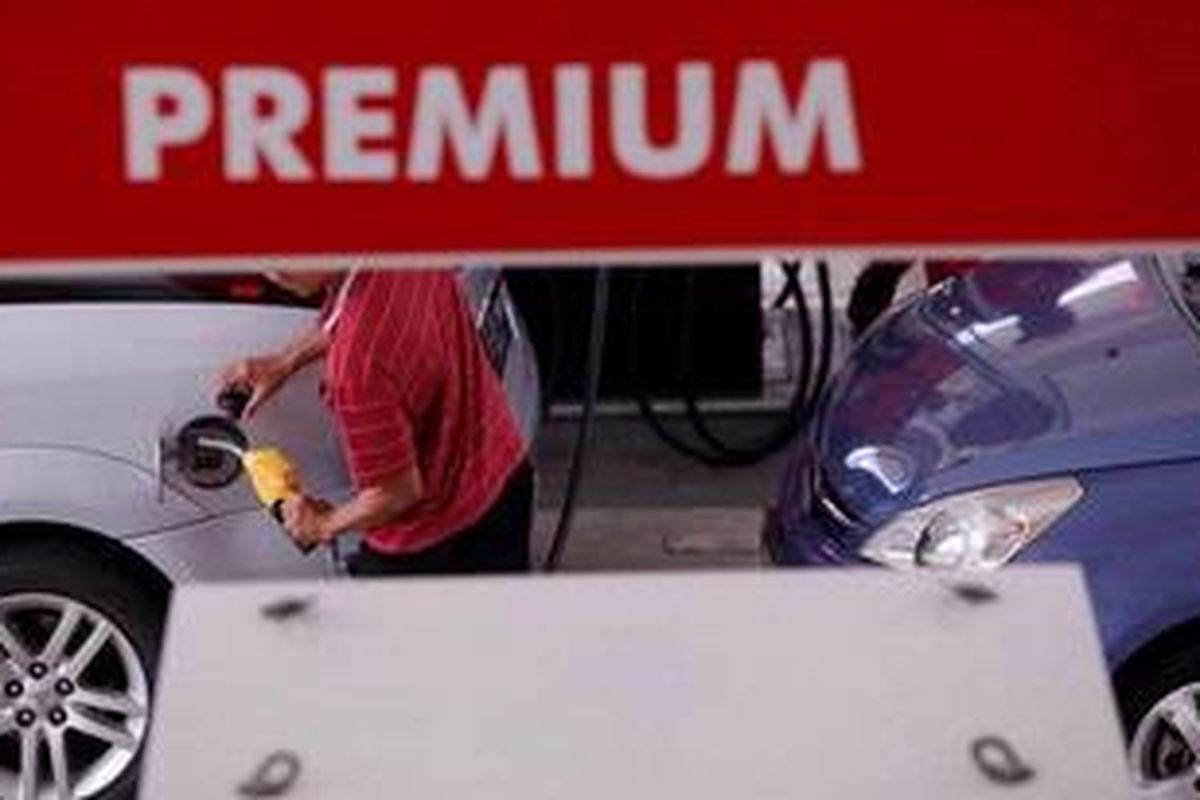Aktivitas pengisian bahan bakar minyak (BBM) bersubsidi jenis premium di Stasiun Pengisian Bahan Bakar untuk Umum (SPBU) 34-10206, Jakarta, Jumat (12/4/2013).