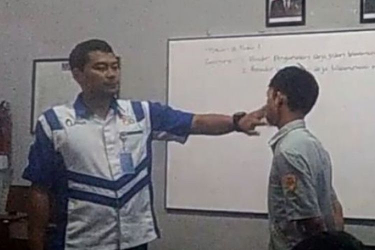 Tangkapan layar oknum guru memberi sanksi muridnya di sebuah sekolah di Purwokerto
