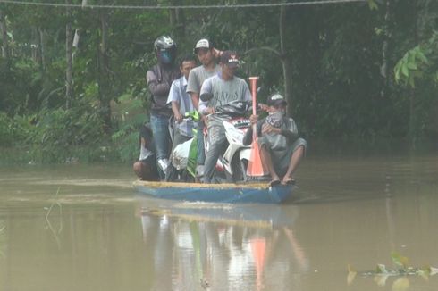Banjir Putus Akses Jalan di Prabumulih, Warga Andalkan Ojek Perahu
