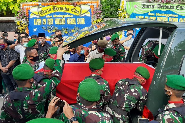 Peti jenazah Kapten Cpn Fredy Vebryarto Nugroho saat dimasukan kedalam mobil ambulan untuk dibawa ke peristirahatan terakhirnya di Pemakaman Sayonoloyo Puri Pangayunan.