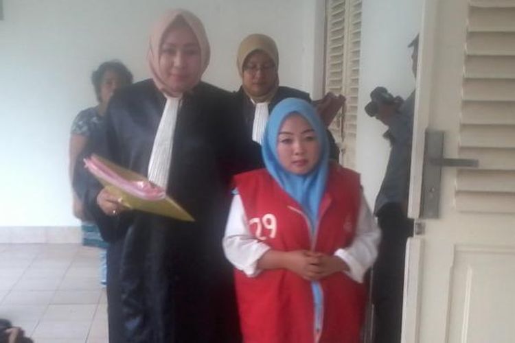 Yusniar dikawal jaksa setelah menjalani persidangan pencemaran nama baik anggota DPRD Jeneponto, Sudirman Sijaya di Pengadilan Negeri (PN) Makassar, Rabu (9/11/2016).