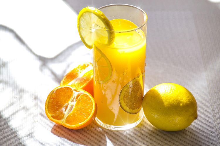 Jus jeruk dan lemon adalah contoh larutan elektrolit dalam kehidupan sehari-hari