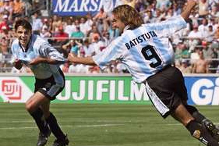 Gabriel Batistuta merayakan gol Argentina ke gawang Belanda pada partai Piala Dunia 1998 di Stadion Velodrome, 4 Juli 1998.