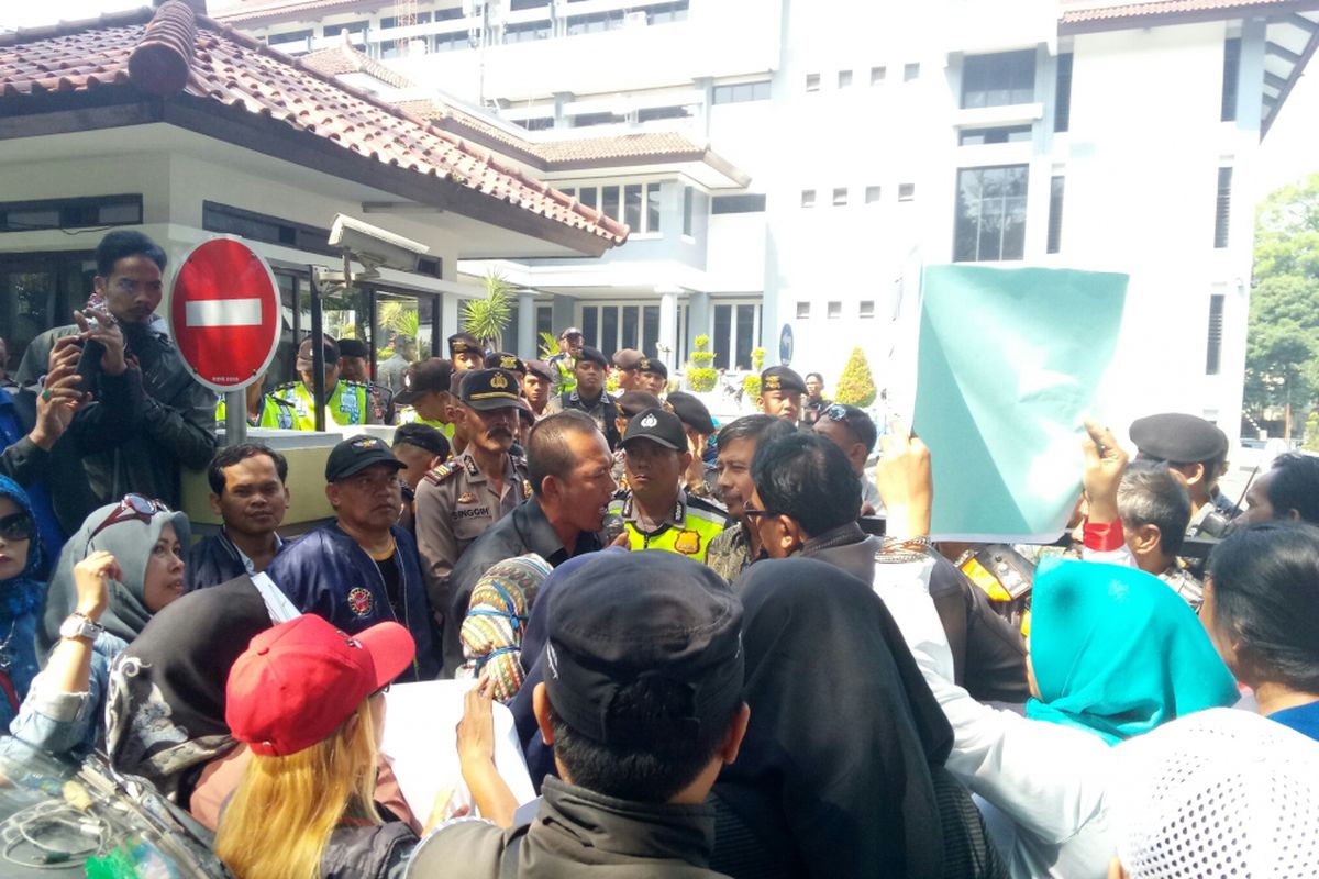 Para orang tua tengah melakukan aksi protes PPDB yang dinialiainya carut marut, Aksi ketiga kalinya ini dengan harapan para siswa yang masuk mellaui jalur EKTM dapat masuk ke sekolah negeri. 