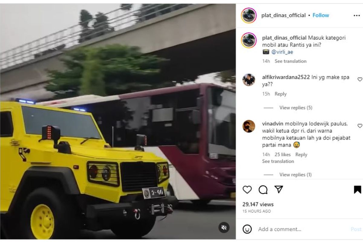 Kendaraan taktis (rantis) DAPC-2 Wolf berwarna kuning melintas di jalan tol dan dikawal oleh polisi