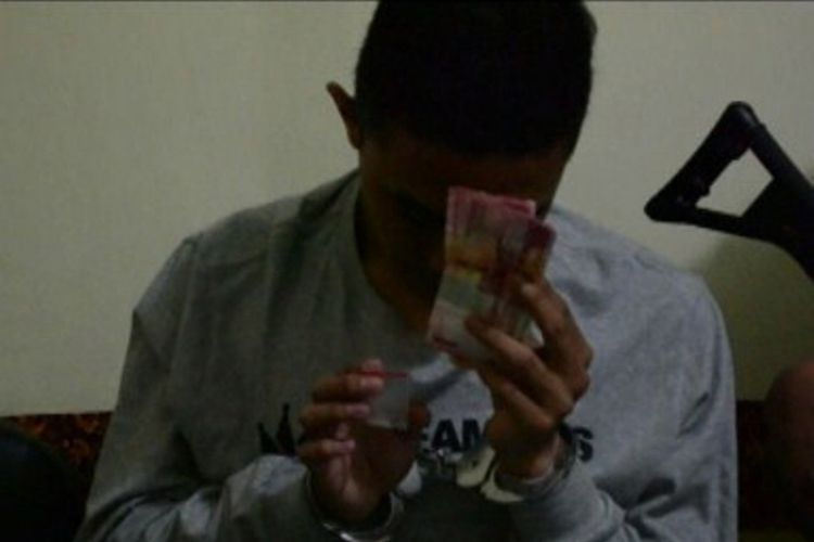 Seorang mahasiswa ditangkap polisi. Ia kedapatan bertransaksi narkoba jenis sabu di kampus. 
